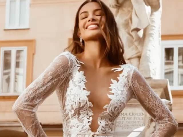 ジョアナ・サンスのインスタグラム：「@berta campaign around Italy... 👰🏽 #Berta #bridedress #magical」