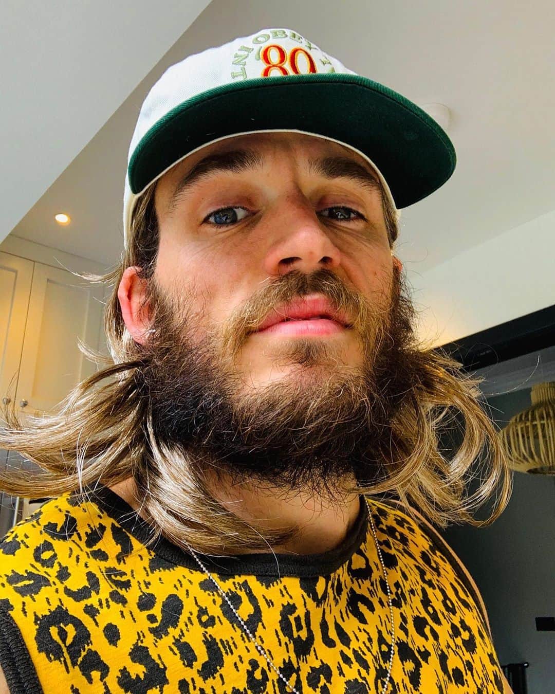 サム・クラフリンのインスタグラム：「Thwack.」