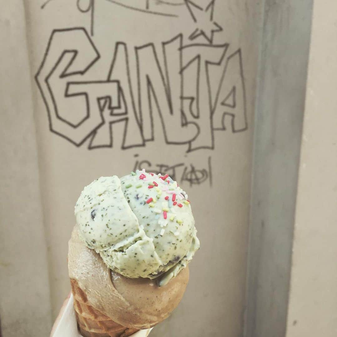 大森美希さんのインスタグラム写真 - (大森美希Instagram)「Ice Cream after my Instagram Live 😋  #icecream #gelato #glace #canalsaintmartin #paris #parislife #graffiti #graffitiart #wallart #laviequotidienne #streetart #weekend #relax #パリ散歩 #パリところどころ #パリ生活 #パリの街を歩く #サンマルタン運河 #アイスクリーム #ジェラート #グラフィティ #ウォールアート #ストリート #パリの週末 #パリ #海外生活 #パリスイーツ #アート #チャイティー #チョコミント」5月18日 4時35分 - mikiomori_