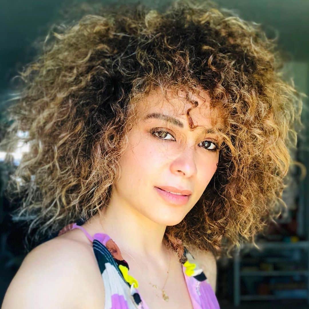 のインスタグラム：「To all my friends who are fighting today in the Arab world and every corner around the world for their rights to be what ever being means for them.. what ever body and sexual orientation they identify to.. Here is To lovers in all their colors 🌈 The International Day Against #Homophobia, #Transphobia and #Biphobia is celebrated on May 17 and aims to coordinate international events that raise awareness of LGBT rights violations and stimulate interest in LGBT rights work worldwide. All Hearts matter .. ❤️」