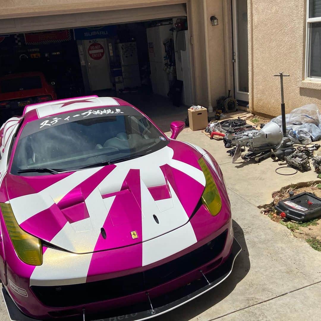 スティーブのインスタグラム：「Picked up a spare manual trans this week.... If this post gets 100k likes should I slap it in the rarri?!? 🤔」