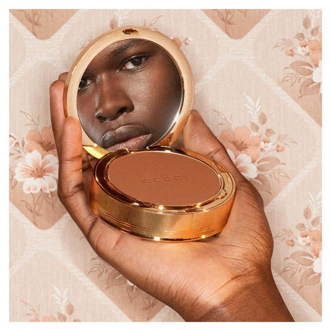 のインスタグラム：「“@guccibeauty is for telling the story of who you are in whatever way you want. Makeup should accentuate, not conceal as it is in essence a physical expression of the self. It is about owning each feature and each perceived ‘flaw’ because these are what separate me from you," @alessandro_michele. The buildable formula of the new Poudre De Beauté Mat Naturel can be worn alone to enhance the natural skin or over makeup for touch-ups throughout the day. A light pencil, Crayon Définition Sourcils is a versatile tool for drawing and filling in the brows available in six shades to match every complexion and brow color. Launching soon worldwide, #GucciBeauty Poudre De Beauté Mat Naturel and Crayon Définition Sourcils are now available on Gucci’s website in Europe, Hong Kong and Australia. Photo by @hannamoon69 Discover more through link in bio. #AlessandroMichele」