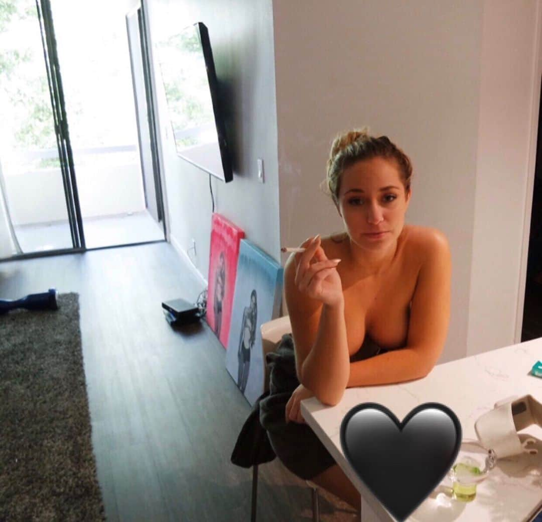 Sydney A Malerさんのインスタグラム写真 - (Sydney A MalerInstagram)「#TB to the wildest point in my life. 😂 Just smokin a cig inside my brand new apartment like it was the 1940’s, w/ my titties out and everything. 😂 Happy Sunday ya filthy animals」5月18日 5時19分 - sydneyamaler