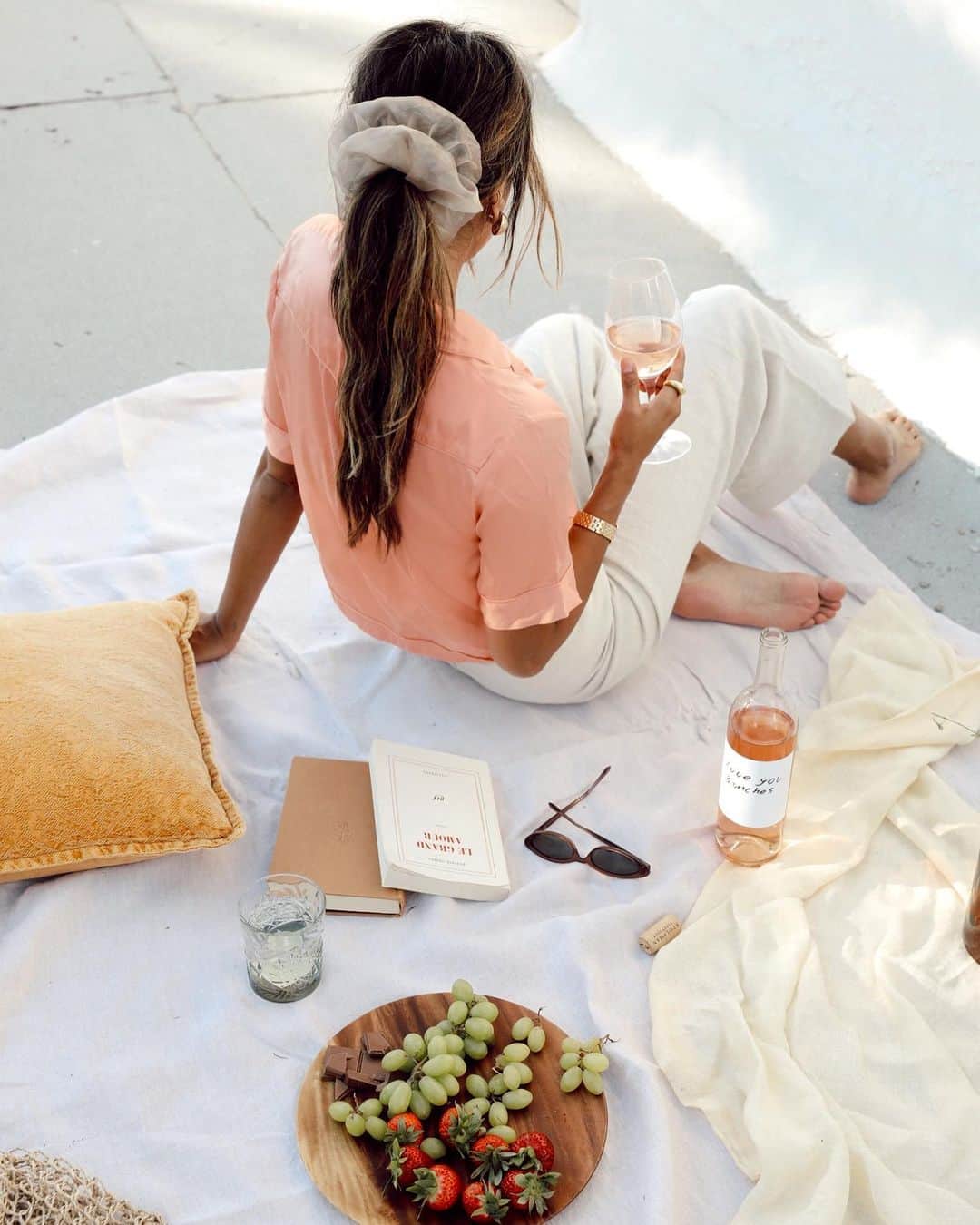 ジュリー・サリニャーナのインスタグラム：「Sunday calls for a pretty afternoon rooftop picnic at home 🍓🥂」