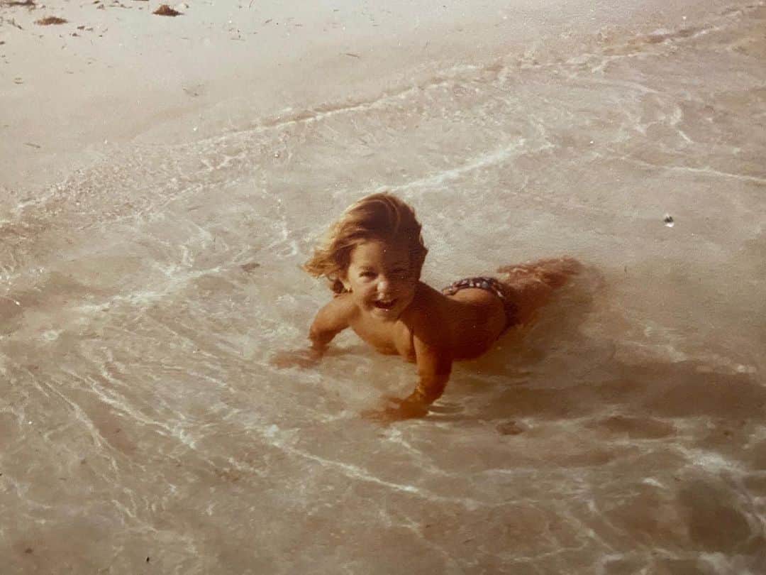 ナタリア・コルドバ・バックリーのインスタグラム：「Extraño el mar y a la sirena que de mi hace.  Ese primordial hogar. Este bendito utero de la naturaleza bajo de las olas. Ahi, donde tomamos comunión con nuestra madre...la tierra.  #sepuedeserprofundaenbikini」