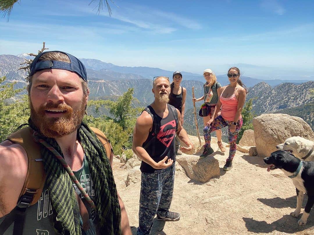 デレック・テラーさんのインスタグラム写真 - (デレック・テラーInstagram)「10 mile hike with the crew! So great to get outside and see some friends! (We stayed 6ft apart)」5月18日 5時43分 - derektheler