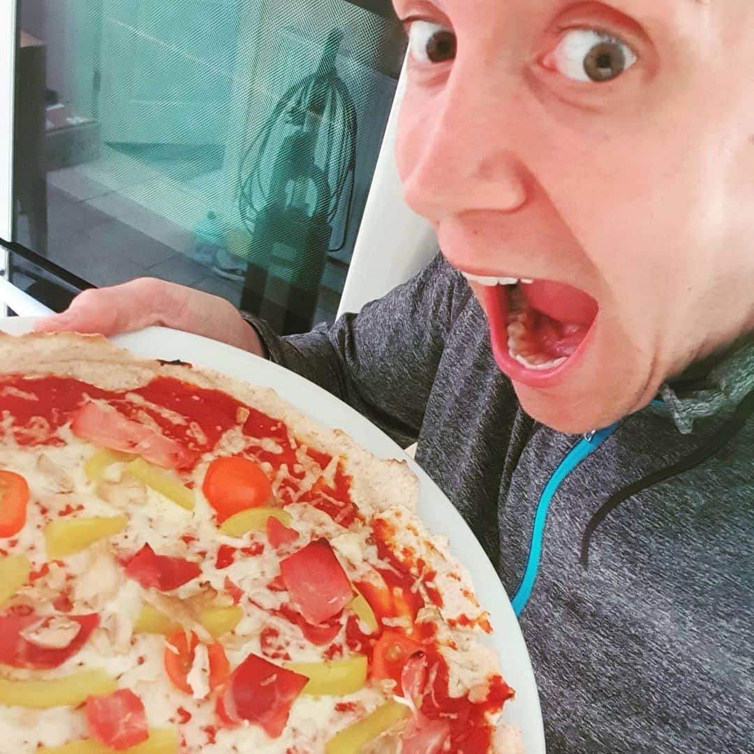 オリバー・フェルプスさんのインスタグラム写真 - (オリバー・フェルプスInstagram)「Home made pizza and not a piece of fruit anywhere near it @jamesphelps_pictures !!」5月18日 5時44分 - oliver_phelps