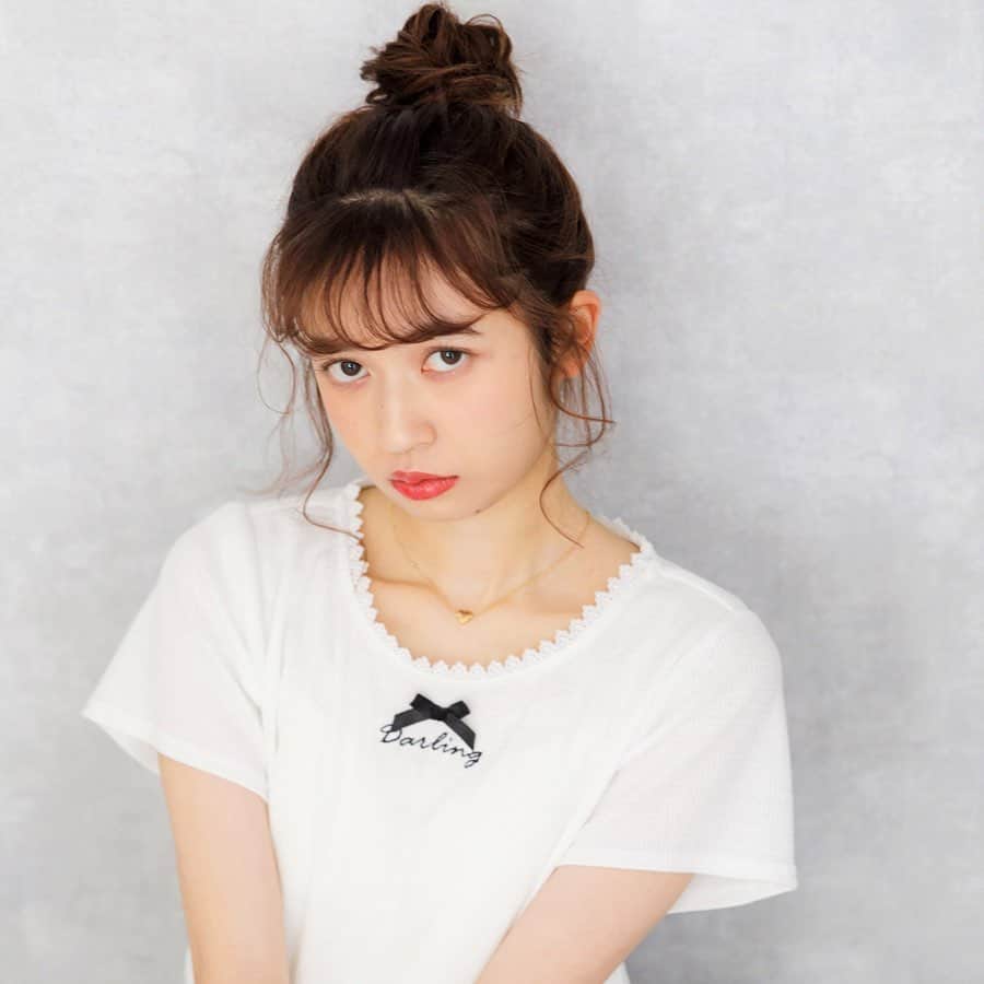 ハニーサロンバイフォピッシュさんのインスタグラム写真 - (ハニーサロンバイフォピッシュInstagram)「. 2020 SUMMER COLLECTION . ガーリーな見た目にこだわったTシャツ🎀 . . #darlingワッフルtシャツ . ¥5,800+tax . . . この夏のテーマである- Like a dreamy time with「…」-(夢のような時間を「…」と一緒に)に合わせ、大好きな彼や友達と過ごす時間をイメージ。 . カジュアルになりがちなTシャツを、「Darling」のロゴ刺しゅうとプチリボンでガーリーに仕上げました🎀 . キャミワンピとレイヤードしても、フロントのデザイン性が際立つように、リボンや刺しゅうの位置にもこだわっています。 . さらっと軽い肌触りのワッフル風素材で着心地も快適。 デニムでさらっと着こなしても、しっかり可愛く見える一着です。 . . 【こんなシーンにぴったり】 . . 女友達との旅行で少しだけ夜にお出かけ💕 . 花火をしたり、夜の海を眺めたり、おしゃれなカフェでお酒を飲んでストレス発散。 . 彼とのはじめてのお家デート。 張り切りすぎてないのに、いつも通り可愛く見えて、触り心地もバッチリ…💓 . . .  #tシャツ #tシャツコーデ #ワッフルt #ガーリーコーデ #ガーリーtシャツ #likeadreamytimewith #friendswithme #darlingwithme #imsome #dressupme #2020summer  #honeysalon #ハニーサロン #勝負服 #勝負小物 #iloveme #girlyaddict #girlygrace #夏コーデ #夏服 #summercollection」5月18日 11時26分 - honeysalon.official