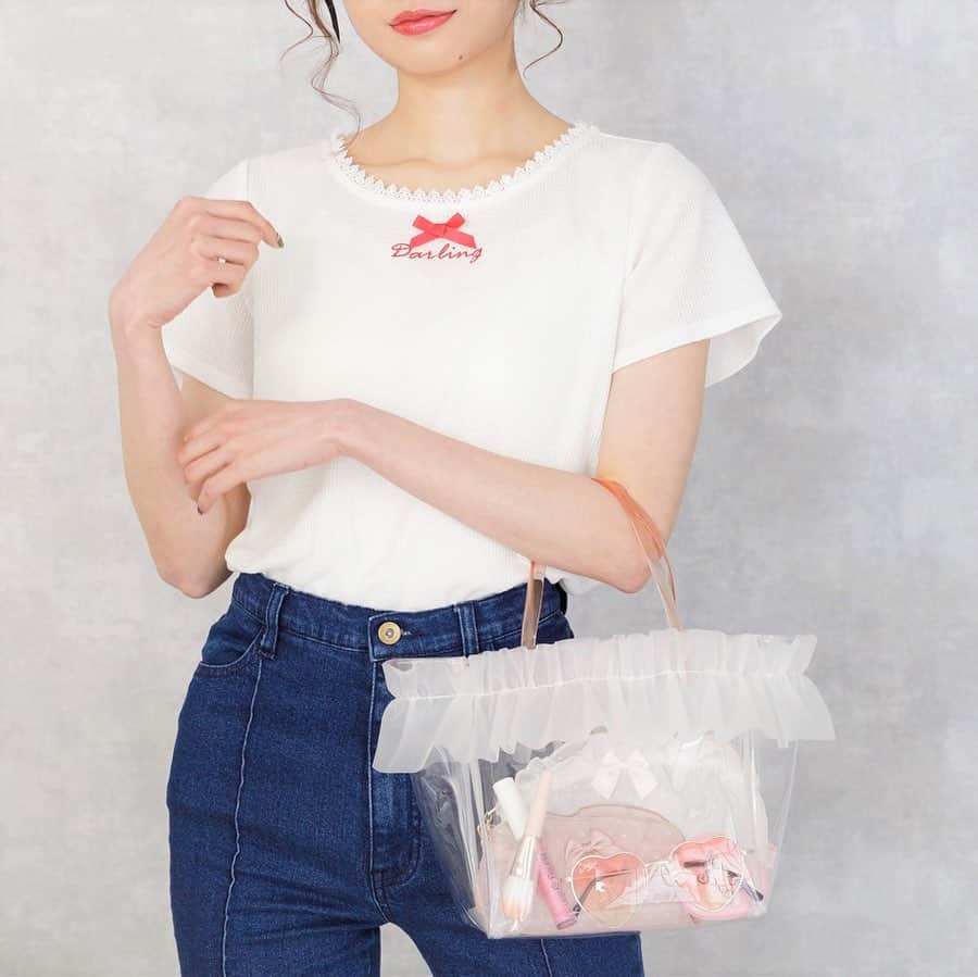 ハニーサロンバイフォピッシュさんのインスタグラム写真 - (ハニーサロンバイフォピッシュInstagram)「. 2020 SUMMER COLLECTION . ガーリーな見た目にこだわったTシャツ🎀 . . #darlingワッフルtシャツ . ¥5,800+tax . . . この夏のテーマである- Like a dreamy time with「…」-(夢のような時間を「…」と一緒に)に合わせ、大好きな彼や友達と過ごす時間をイメージ。 . カジュアルになりがちなTシャツを、「Darling」のロゴ刺しゅうとプチリボンでガーリーに仕上げました🎀 . キャミワンピとレイヤードしても、フロントのデザイン性が際立つように、リボンや刺しゅうの位置にもこだわっています。 . さらっと軽い肌触りのワッフル風素材で着心地も快適。 デニムでさらっと着こなしても、しっかり可愛く見える一着です。 . . 【こんなシーンにぴったり】 . . 女友達との旅行で少しだけ夜にお出かけ💕 . 花火をしたり、夜の海を眺めたり、おしゃれなカフェでお酒を飲んでストレス発散。 . 彼とのはじめてのお家デート。 張り切りすぎてないのに、いつも通り可愛く見えて、触り心地もバッチリ…💓 . . .  #tシャツ #tシャツコーデ #ワッフルt #ガーリーコーデ #ガーリーtシャツ #likeadreamytimewith #friendswithme #darlingwithme #imsome #dressupme #2020summer  #honeysalon #ハニーサロン #勝負服 #勝負小物 #iloveme #girlyaddict #girlygrace #夏コーデ #夏服 #summercollection」5月18日 11時26分 - honeysalon.official