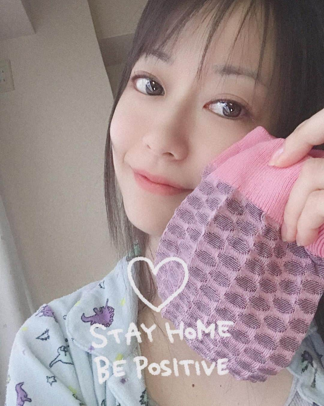 吉山りささんのインスタグラム写真 - (吉山りさInstagram)「ぎゅもりんちょ💕4:50  昨日19時台に布団に入り 20時台で寝ました😴 ✨ 久々寝マクリスティー🥰  最近お水飲んだあとまた更に #お水 #水 #water #靴下 #ハイソックス 🧦 #socks #fashion #足 #脚 #foot #legs #モデル #model #バスタオル女子 #バスタオルモデル #温泉ソムリエ #温泉女子 #ファッション #すっぴん #美容 #stayhome #staysafe #goodmorning  朝から携帯バグって焦りました😂😂😂 #iPhone 変えたいなー #🤳 #📱 今日は #恐竜 パジャマ🦕 #dinosaur 🦖 #睡眠 安眠アロマやったらそっこーで落ちました😪 （笑） #香りフェチ」5月18日 6時30分 - oreorerisa