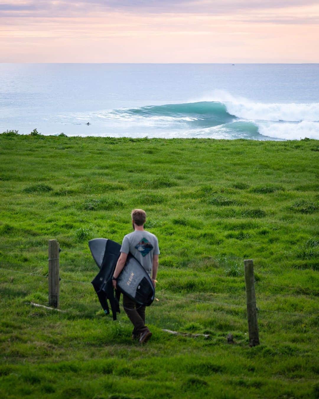 Travis Burkeのインスタグラム：「Carefully climbing over electric fences, roaming through farmlands, getting strange looks from the locals (cows), and occasionally stumbling upon perfect surf with only one other person out!  I’ve been loving the slower pace of life here. There are currently only 45 active cases of Covid-19 in the entire country of New Zealand, so things are feeling a lot more normal again. Laysea and I have made some incredible friends and this place is really starting to feel like home. Here are a few photos and videos for a glimpse of what we’ve been up to in the last few days.  #vanlife #newzealand #surf #surfculture」