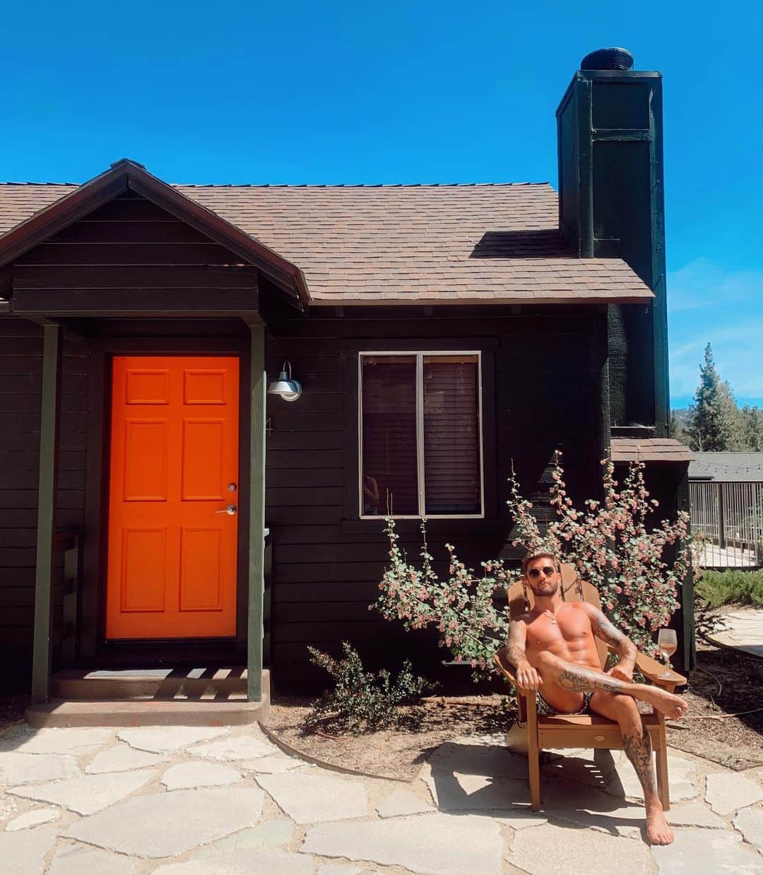 トラビス・ウォールのインスタグラム：「Thankful for this weekend getaway! #noonlodge #bigbear」