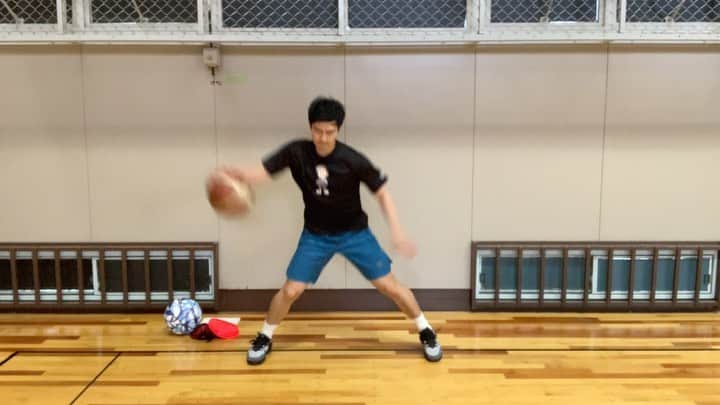 栗原祐太のインスタグラム：「‪【今日のやってみよう】‬ ‪✔︎グーパーグーパー‬ ‪✔︎床に足がつくのとボールがつくのが同じタイミング‬ ‪✔︎腕、肩の振りを強くしてドリブルを強く‬ ‪✔︎逆の手で迎えに行く‬ ‪フルバージョン↓‬ ‪https://youtu.be/g7lavL-EGKo‬ ‪#バスケ　#molten #moltenjapan‬ ‪#バスケットボール #youtube‬ ‪#youtubeチャンネル‬」