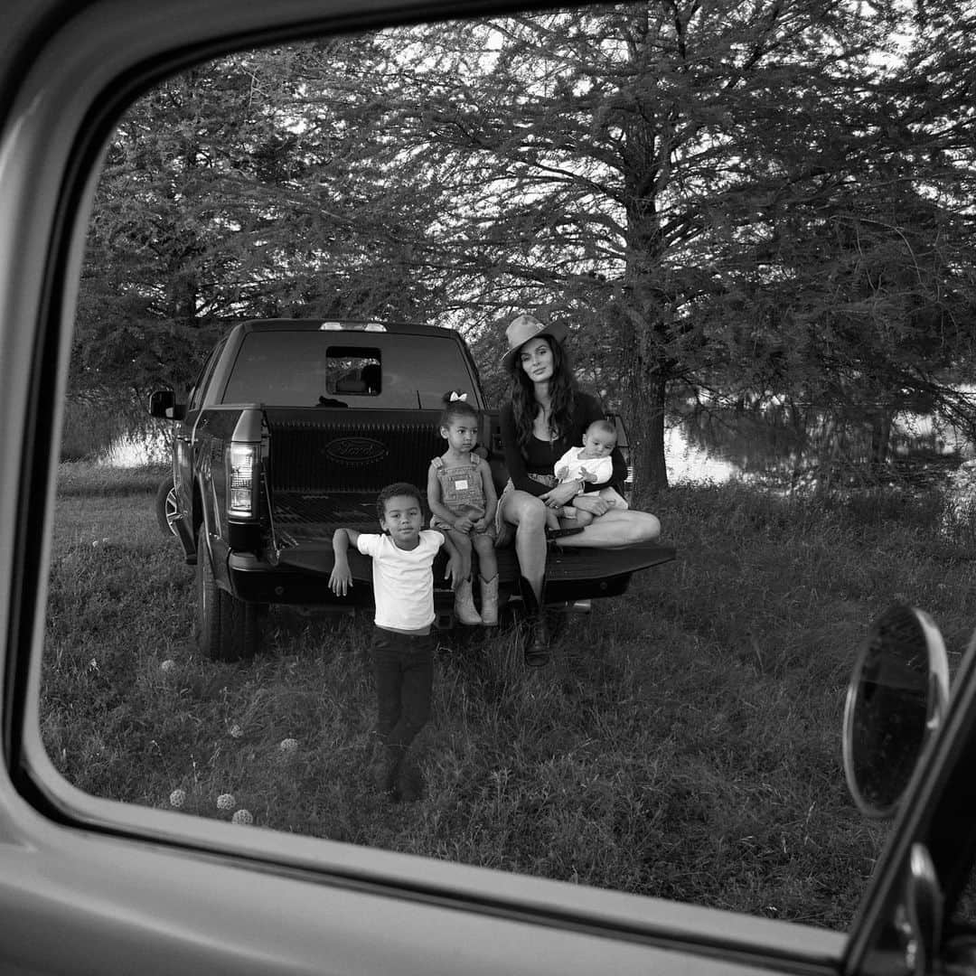 ニコール・トルンフィオのインスタグラム：「Yesterday was a pretty special day, we had our portrait taken down by our pond by @brianbowensmith from the car window of his vintage truck, highlighting people in the times of COVID, we kept our distance but it was so nice to share a moment together and connect as human beings again. We have been quarantined for 3 months, yes, that’s right, no one has met our new daughter yet..... Brian is driving across the country, taking photos of people from the window of his truck, in order to raise money for the families affected by #covid19 its such an incredible thing he is doing! Hit him up! He might be in a town near you! I am especially sending my love and prayers out to all of the mothers and children out there who are suffering, I hope this project can support you in some way. 🙏🏼🙏🏼🙏🏼」