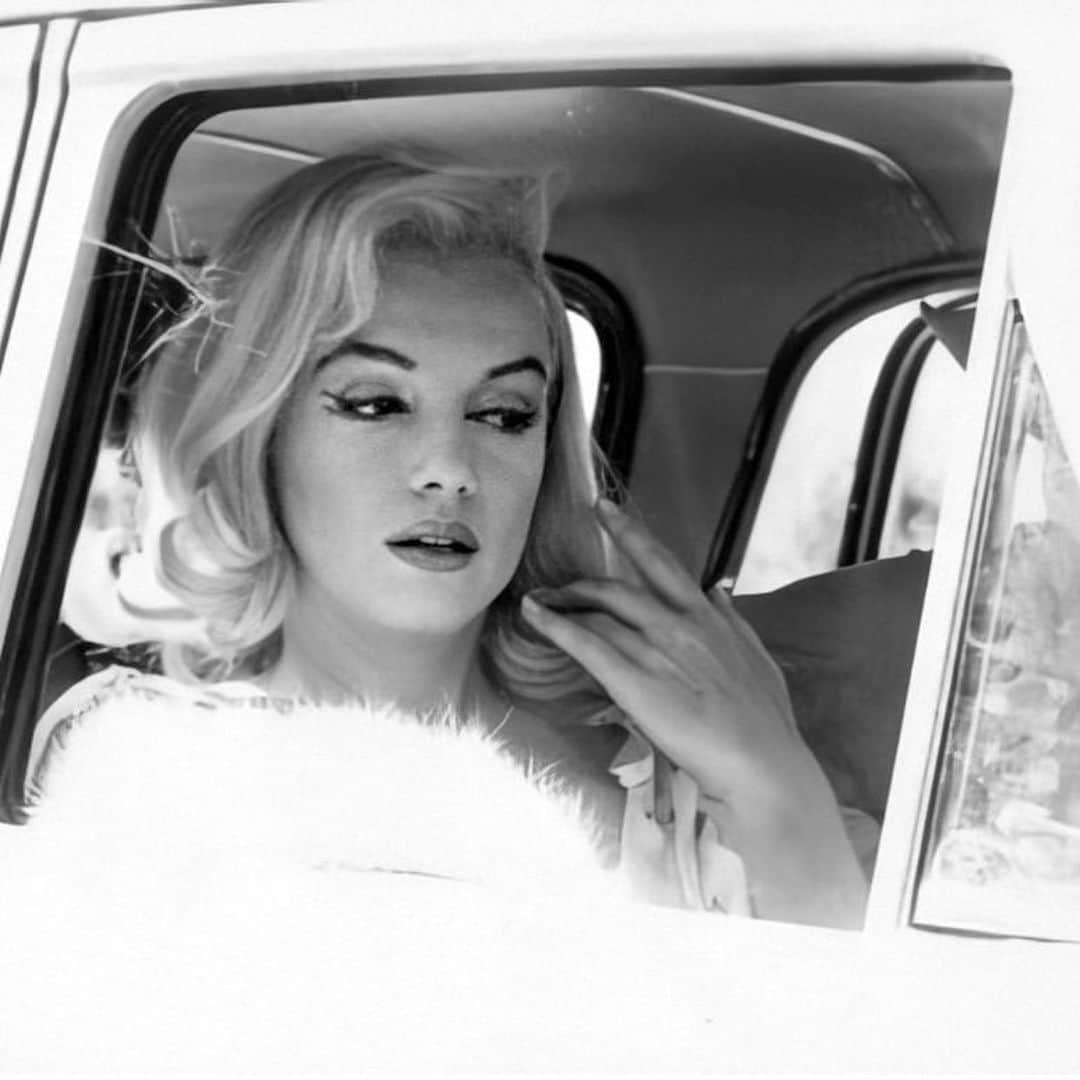 マリリン・モンローのインスタグラム：「Stunning Marilyn✨ so glamorous 😍 Marilyn in The Misfits by Magnum Photography in the summer of 1960.」