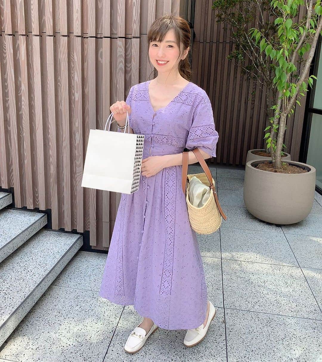 のインスタグラム：「💜💜💜﻿ ﻿ 気になっていた﻿ バスクチーズケーキをテイクアウト〜🎶﻿ ﻿ ﻿ 展示会でオーダーしていた﻿ レースワンピはまたもやラベンダー💐﻿ 前ボタンだから羽織りにもつかえそう💜﻿ ﻿ ﻿ ﻿ 👗 @mercuryduo_com ﻿ 🥿 @gu_for_all_ ﻿ 👜 @loewe ﻿」