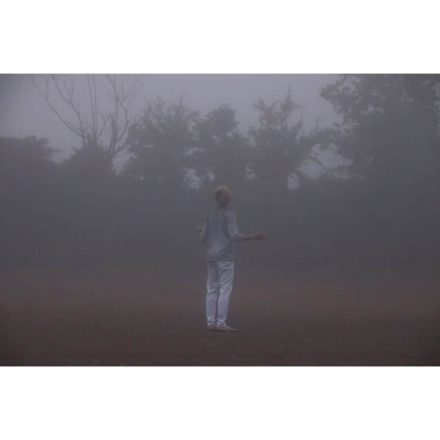 北野貴之さんのインスタグラム写真 - (北野貴之Instagram)「朝の散歩。霧の中へ  今日から14日間はさらに大切。 2週間後は6月1日。 新たなスタートへ向けて。」5月18日 7時00分 - takashi_kitano