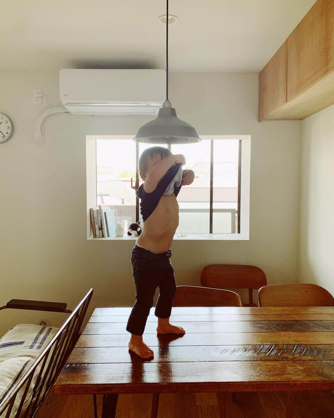 花盛友里のインスタグラム：「いっつも着替えるの嫌ってゆうくせに そこでは脱ぐんかーい。の図。  日に日にパワーアップしていくイヤイヤ期にほんと精神ギリギリ状態だーよー！  長男も0歳児から保育園行ってたからイヤイヤ期も週末しかがっつり向き合うことなかったけど、この自粛生活で毎日ずーーっと向き合ってるとほんと大変。  いや、もうこのイヤイヤ期ほんっまに他の人が見たら面白すぎるはずやから頭にゴープロつけて1日の彼の生活をみんなにお届けしたいわー。突っ込みどころ満載よ！  保育園入れないで子供見てるママってほんとすごいよなー。 「えー、イヤイヤ期でもやっぱりかわいいから全部許しちゃう！！」って思ったそこのあなた！！ You 母親の鑑 dayo!  わたしは早く子供達とビールを一緒に飲みたいよ。」