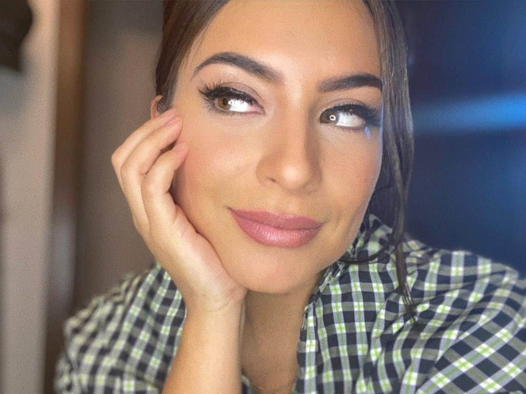 Ana Brenda Contrerasのインスタグラム：「Pues me pedí unas pestañas postizas magnéticas y las probé mientras les cuento de mí #EnCasa ¿Me acompañan? A las 7  Link en Bio  Besito  A💫」