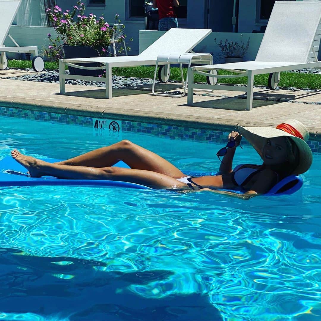 アナリン・マッコードのインスタグラム：「💧☀️🌴 R+R」