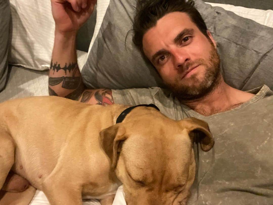 リアン・ドーソンのインスタグラム：「sincere post! had the pleasure of fostering this absolutely perfect dog for the past few weeks and it’s been an absolute joy and has done SO much for my mental state. i would keep him in a heartbeat but hopefully next year is our busiest ever and i can’t let him wonder where is papa is, so we’ll be finding Miles a forever home soon enough. thanks so much to @nasheastcan for making this a lovely life changing experience. 🖤🖤🖤」