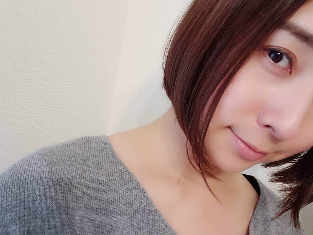 柚月美穂のインスタグラム：「#randompic . . そういえば かなりかなり前に ボブに戻りました✂ . ちょっと撮影の為にも… と、いった感じでしたが 皆さんのお仕事と同様 新型コロナウイルスの影響で 延期に…☹︎ . . でもさっぱり乾くのも早いので良しとします♡ . . 徐々に自粛も解除モードですが まだまだ油断大敵です！ . . 不要不急の外出以外はSTAYHOMEで🏠♡ . . まだ切る前の写真も少し残っているので また時々混ぜてpostします🦄 . . さぁまた新しい１週間の スタートです💁ｺﾞｰ . #Japanese #Actor #cameraman #camerawoman #picoftheday #instagood #fashion #happy #followme #follow #art #me #instadaily #style #photography #fun #instalike #igersInstagrammers #photo #tokyo #japan」