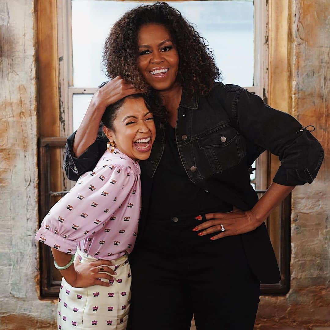 リザ・コッシーのインスタグラム：「i miss hugs. this was one of my last lucky recipients, pre-quarantine • if you need a dose of love & hope, i prescribe watching the phenomenal BECOMING documentary on Netflix to experience a spiritual & virtual embrace 🤟🏽」