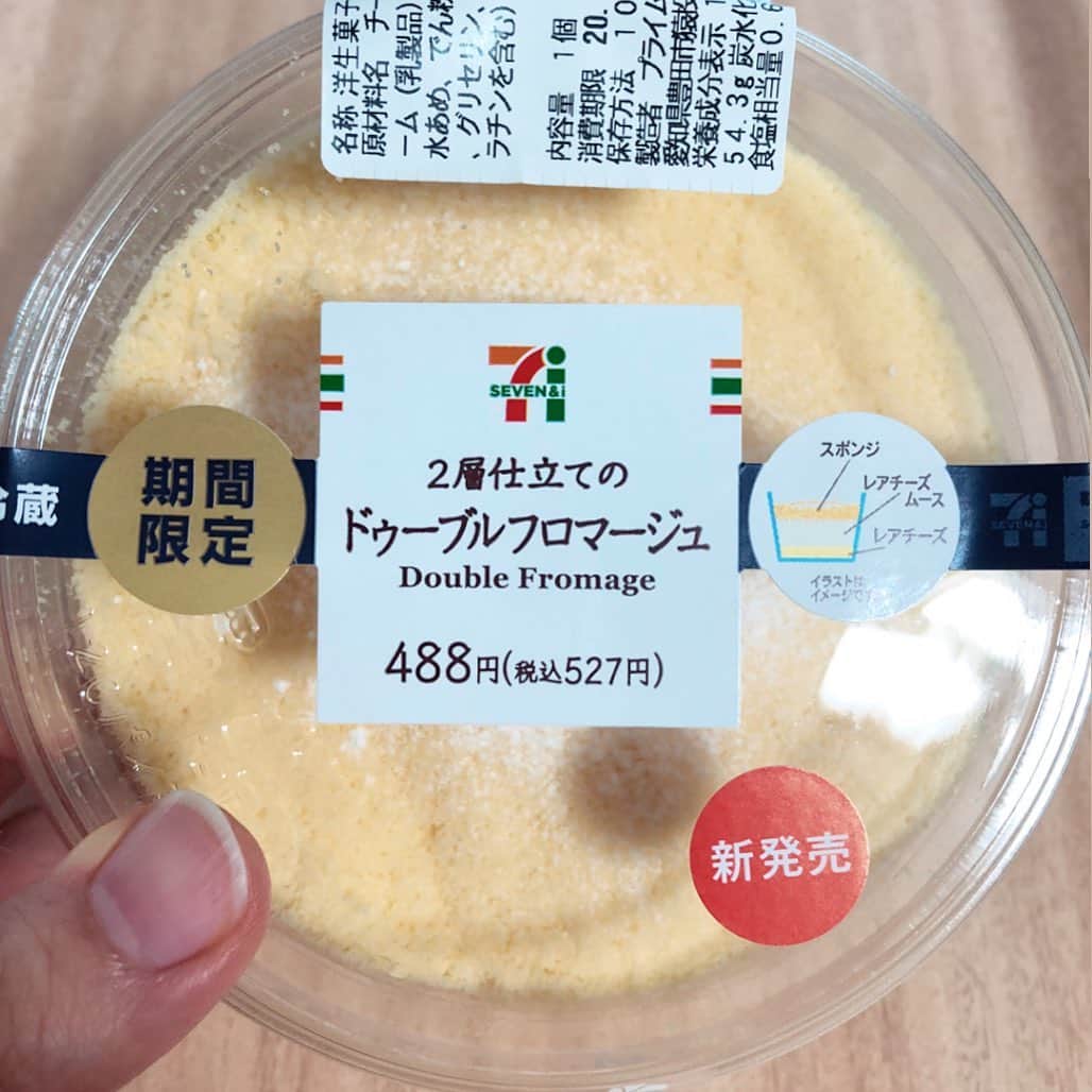 馬渕史香のインスタグラム：「前に見かけたこれ、リクエストして買ってきてもらったんやけど、想像以上にでかかったわ笑笑 . 1人では気持ち悪くなるよ、たぶん . 2人でもまぁまぁやったけどね （しれっと多めに食べさせた笑笑） . #チーズケーキ  #セブンイレブン #セブンスイーツアンバサダー」