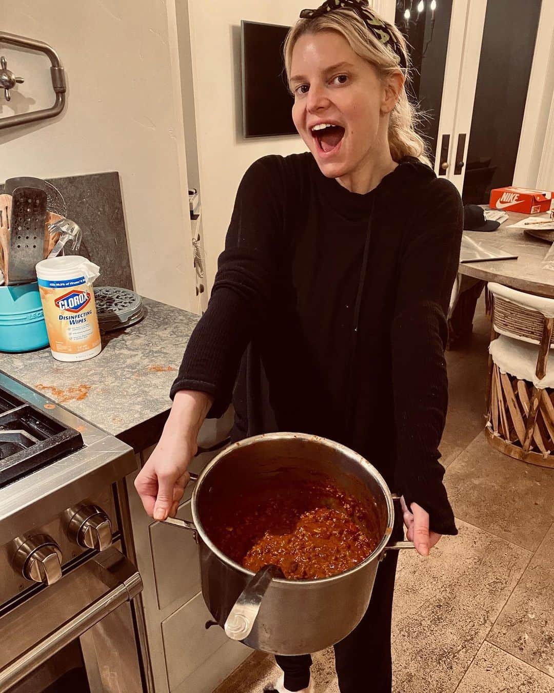 ジェシカ・シンプソンさんのインスタグラム写真 - (ジェシカ・シンプソンInstagram)「Last night was Texas Chili and cornbread night. Fun fact...I won an Orange County and a Malibu Chili Cook Off in 2007. So 13 years later I decided to cook it again. 😂」5月18日 8時00分 - jessicasimpson