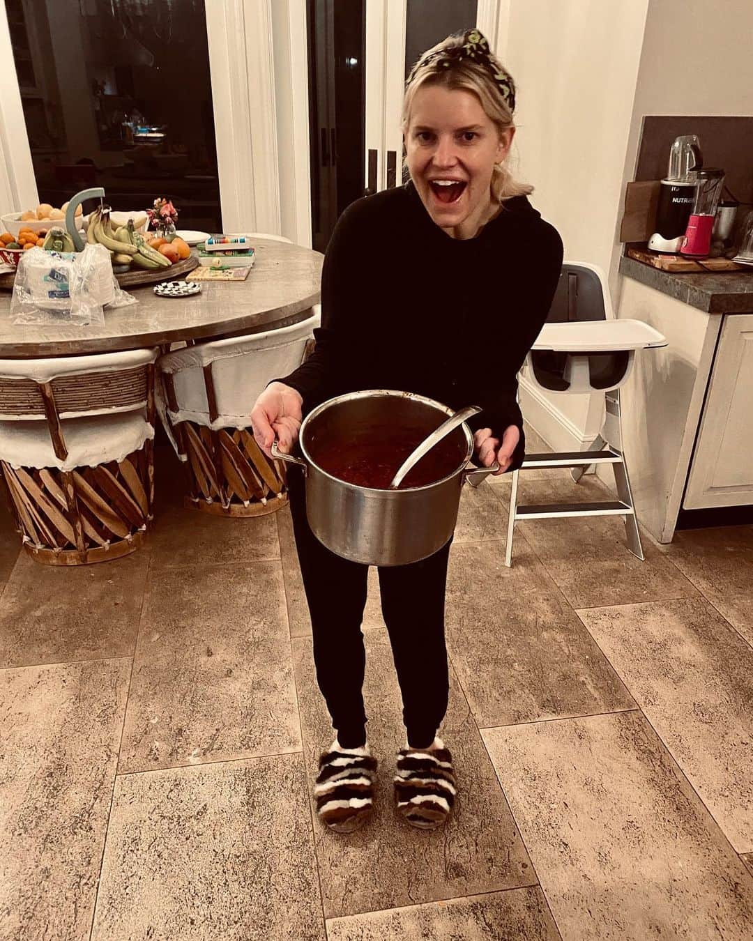 ジェシカ・シンプソンさんのインスタグラム写真 - (ジェシカ・シンプソンInstagram)「Last night was Texas Chili and cornbread night. Fun fact...I won an Orange County and a Malibu Chili Cook Off in 2007. So 13 years later I decided to cook it again. 😂」5月18日 8時00分 - jessicasimpson