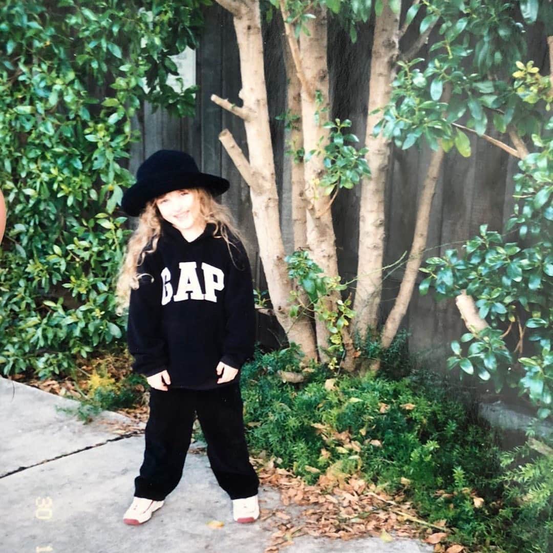 GapKidsさんのインスタグラム写真 - (GapKidsInstagram)「Slow clap for @agoewaffles & this iconic Gap throwback. 👏 The logo, the monochrome, the statement hat, the power pose—she was ahead of her time with this one. . Keep sharing your Gap throwbacks by tagging #Gaplove—they’re our favorite.」5月18日 7時55分 - gapkids