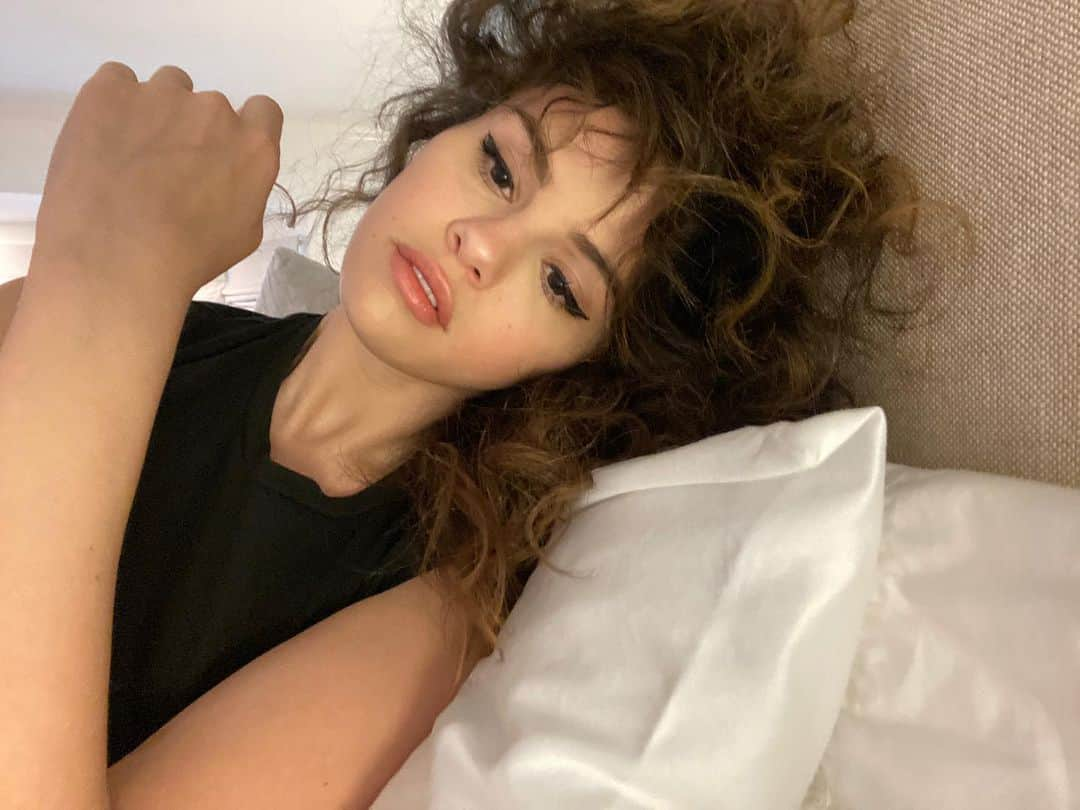 セレーナ・ゴメスさんのインスタグラム写真 - (セレーナ・ゴメスInstagram)「I had an urge to put my make up on. My papa noticed then proceeded to ask “why do you look like that?” He whistled as he walked away. So there’s that. Wearing all @rarebeauty 😉💋」5月18日 8時23分 - selenagomez