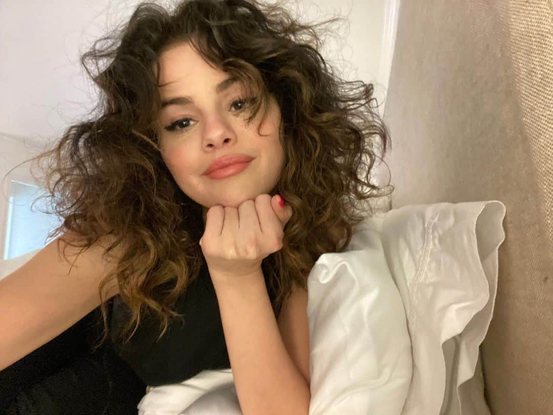 セレーナ・ゴメスさんのインスタグラム写真 - (セレーナ・ゴメスInstagram)「I had an urge to put my make up on. My papa noticed then proceeded to ask “why do you look like that?” He whistled as he walked away. So there’s that. Wearing all @rarebeauty 😉💋」5月18日 8時23分 - selenagomez