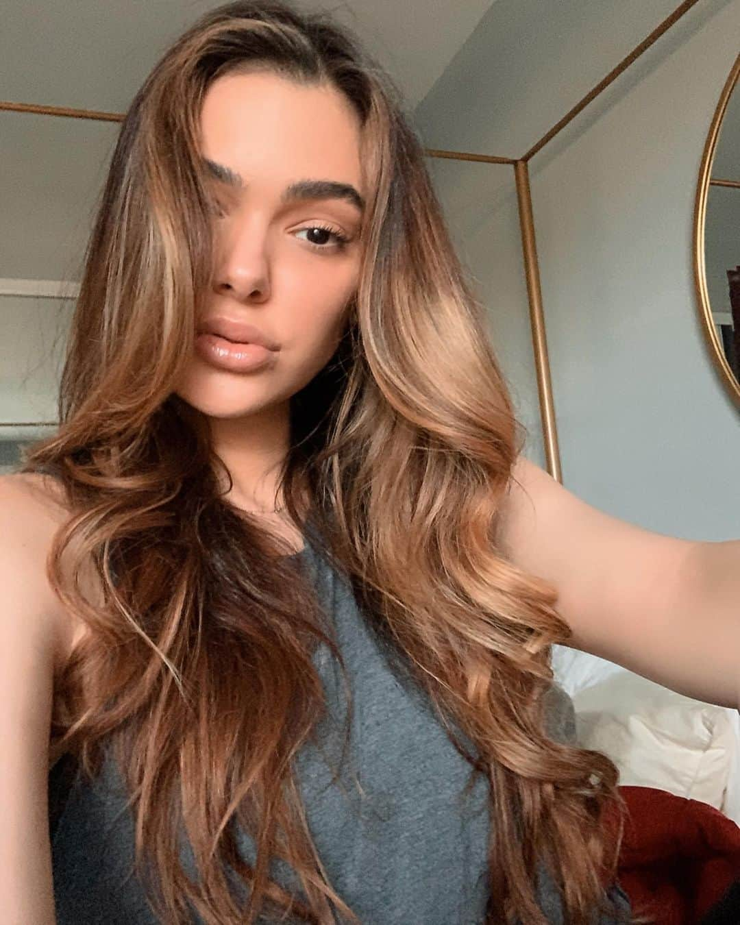 アナベル・アコスタさんのインスタグラム写真 - (アナベル・アコスタInstagram)「Just a little hair appreciation post (it’s all my hair yes lol) while I do laundry and cook on this beautiful Sunday. Grateful for ALL this pandemic has taught me. Being self sufficient in all areas of my life is one. Ok bye. Love u all 🏡❤️ #sundayfunday」5月18日 8時55分 - anabelleacosta1