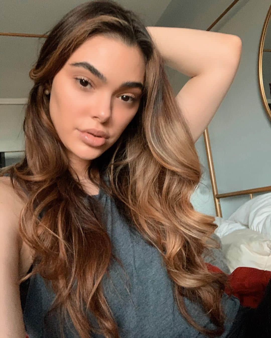 アナベル・アコスタさんのインスタグラム写真 - (アナベル・アコスタInstagram)「Just a little hair appreciation post (it’s all my hair yes lol) while I do laundry and cook on this beautiful Sunday. Grateful for ALL this pandemic has taught me. Being self sufficient in all areas of my life is one. Ok bye. Love u all 🏡❤️ #sundayfunday」5月18日 8時55分 - anabelleacosta1