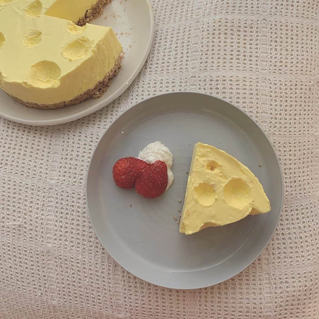ローリエプレス編集部さんのインスタグラム写真 - (ローリエプレス編集部Instagram)「🧀﻿ ﻿ まるでアニメみたい♡キュートなチーズケーキをつくってみよう！﻿ ﻿ イエローのレアチーズケーキに穴をあけるだけで、フォトジェなスイーツが完成♡﻿ ぜひ試し見てね！🐭♡﻿ ﻿ ﻿ ❤Thank you❤﻿ @coco.nuts.me  @_eriiiiiiiiiiiiii._  @_nc_ivi ﻿ ﻿ #laurierpress_おうちかふぇ﻿ ﻿ ローリエプレスでは、すてきな投稿をリポストします🌸﻿ あなたの投稿に @laurier_press をタグづけしてね💕リポストさせてもらうかも🙊💭 ﻿ ﻿ ﻿ ﻿ ﻿ ﻿ ﻿ ﻿ #laurierpress#ローリエプレス#穴あきチーズケーキ#チーズみたいなチーズケーキ」5月18日 9時14分 - laurier_press
