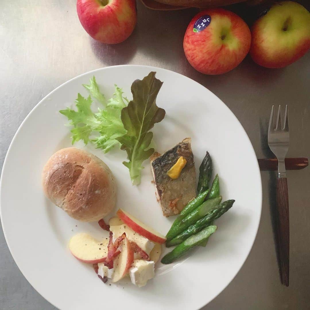 樹神さんのインスタグラム写真 - (樹神Instagram)「きのうのいただきもので朝ごはん。  甘くてジューシーな北海道グリーンアスパラガスのソテー、さくさくジャズリンゴはブリーチーズとパンチェッタでサラダに。  夫作プチフランスで鯖サンド。  #朝ごはん #鯖サンド #ありがとうございました」5月18日 9時24分 - kotamaofficial