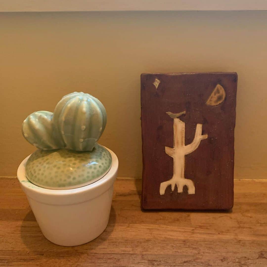 クリス智子さんのインスタグラム写真 - (クリス智子Instagram)「我が家のトイレは、サボテンが増殖しています。1つ2つとアイテムやカードをいただき飾り始めたら、なんだかカタチがファニーなモノが目につくようになり、色々。  そして、とうとう、昨日、壁にサボテンが生えました。  #カタチが万歳🙌みたい #息子創作シリーズ」5月18日 9時29分 - chris_tomoko