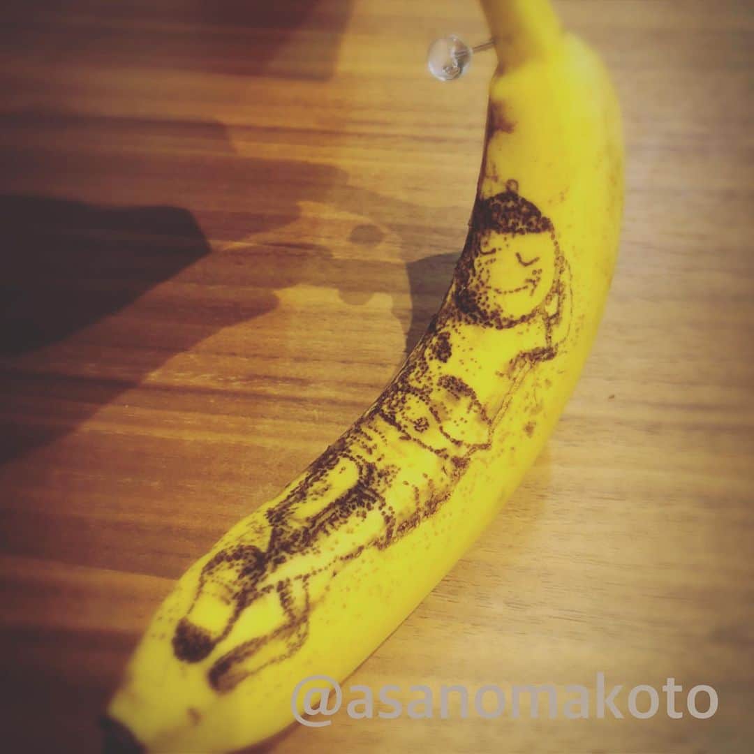 asanomakotoのインスタグラム：「🏠 I spend more time at home. How are you spending?🍌✨ #おうち時間 #バナナ #バナナアート #食べる前に針でプスプス #美味しい #コロナに負けるな #除菌 #スマイル #笑顔 #ステイホーム #自粛生活 #바나나 #香蕉 #banana #plátano」