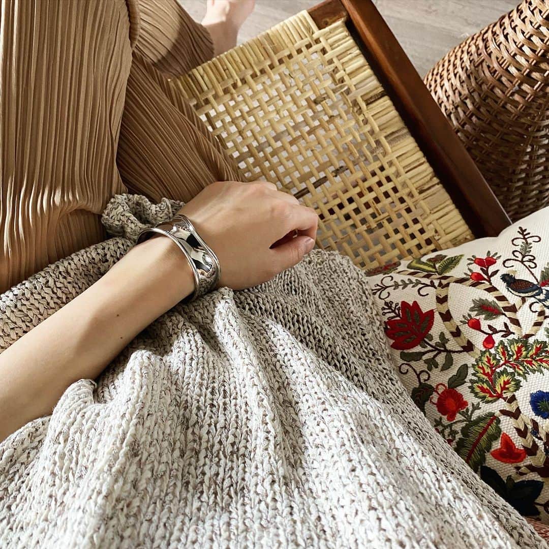 美生のインスタグラム：「#interior﻿ ﻿ 新しい椅子が仲間入り。﻿ Donobanの撮影で﻿ お世話になってるスタジオさんに置いてて﻿ ずっと可愛いな〜って思っていて﻿ ついに我が家にも…♡﻿ ﻿ ストーリーズのQ&Aのお返事も﻿ 水曜日のランチLiveまでに﻿ お返事させていただきますね♡﻿ 皆さんとお話できて嬉しい♡﻿ ﻿ 今日はお気に入りのしゃらぱんコーデ✨﻿ ﻿ ﻿ @donobanweb﻿ ﻿ ﻿」
