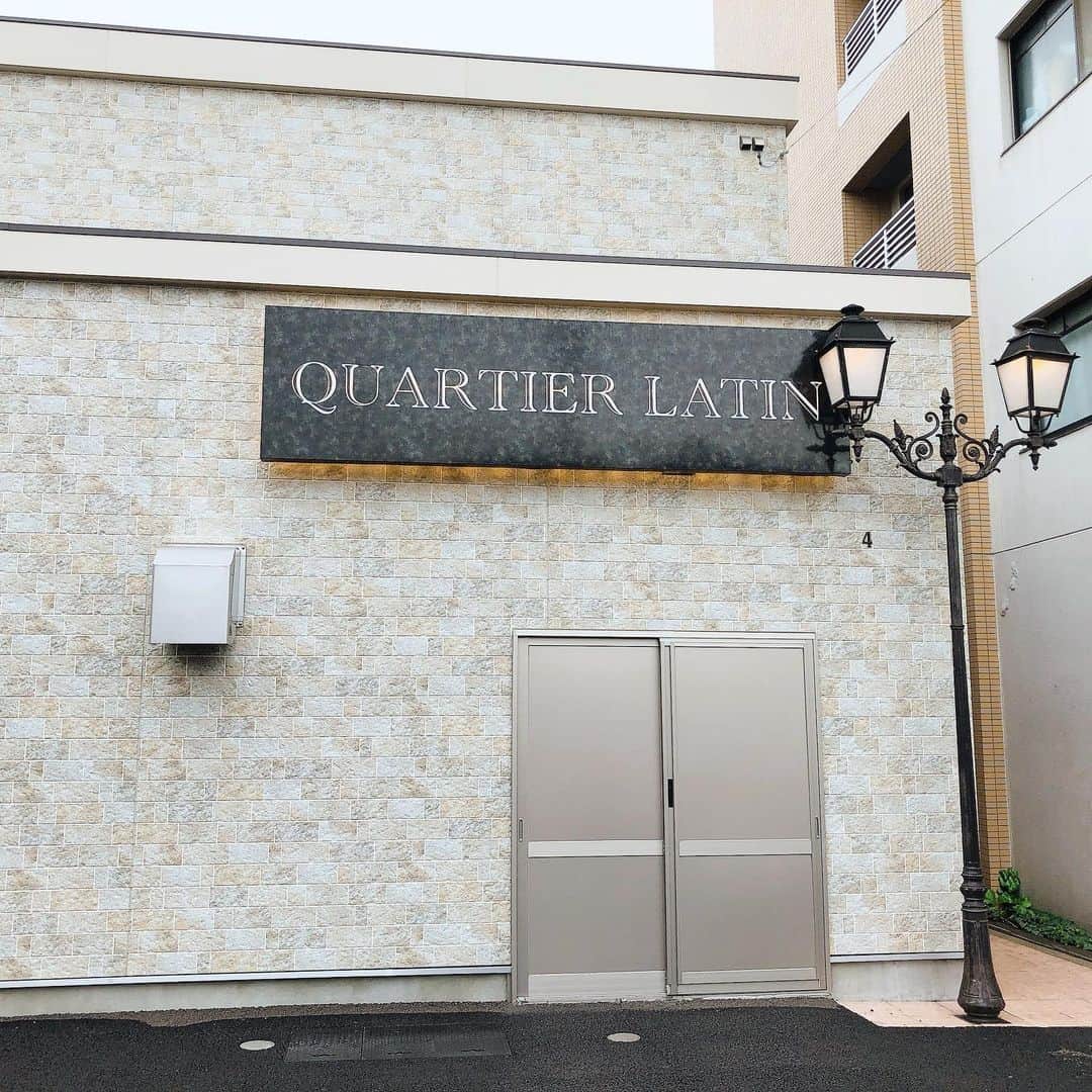 maiii0301さんのインスタグラム写真 - (maiii0301Instagram)「☺︎また食べたいな♡ @patisserie_quartierlatin  今はイートインスペースは利用できませんがテイクアウト用にたくさん並んでますよー🧁 シアワセ時間♡ 気分あげていきましょう♡ 子どもたちの初分散登校を前にしてなぜか自分が教室にいてそわそわしてる夢をみて、今朝目が覚めました笑。 なんか懐かしいような気持ちを思い出したので、子どもの気持ちも汲めるような母になれますように♡ さてさて、あともうお昼前には帰ってくるので帰ってきたら抱きしめてあげよう〜♡w いまひとりで寂しくなってるw #分散登校 #久しぶりの学校 賑やかしかったリビングが、静けさに満ちている… 音楽かけて、落ち着かせてる。」5月18日 9時36分 - maiii0301