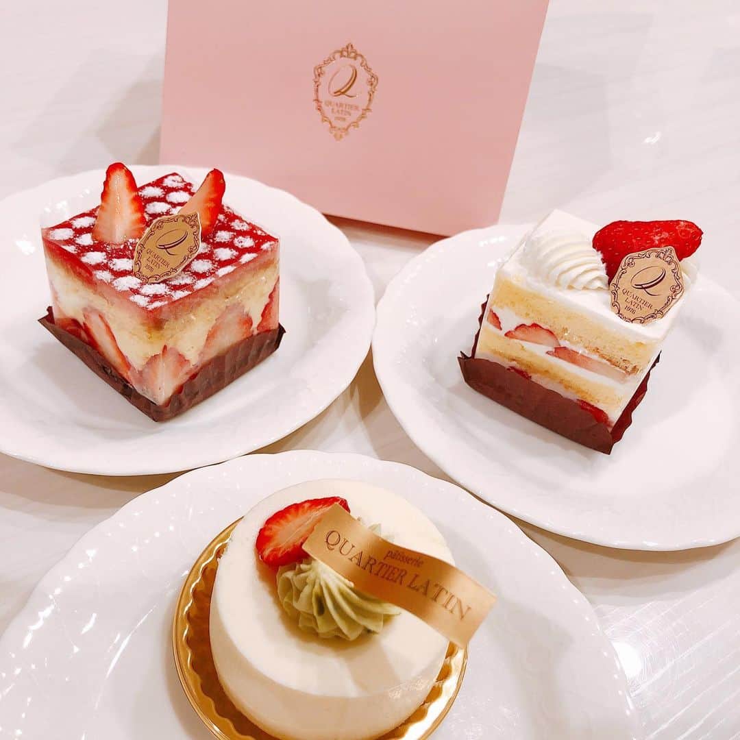 maiii0301さんのインスタグラム写真 - (maiii0301Instagram)「☺︎また食べたいな♡ @patisserie_quartierlatin  今はイートインスペースは利用できませんがテイクアウト用にたくさん並んでますよー🧁 シアワセ時間♡ 気分あげていきましょう♡ 子どもたちの初分散登校を前にしてなぜか自分が教室にいてそわそわしてる夢をみて、今朝目が覚めました笑。 なんか懐かしいような気持ちを思い出したので、子どもの気持ちも汲めるような母になれますように♡ さてさて、あともうお昼前には帰ってくるので帰ってきたら抱きしめてあげよう〜♡w いまひとりで寂しくなってるw #分散登校 #久しぶりの学校 賑やかしかったリビングが、静けさに満ちている… 音楽かけて、落ち着かせてる。」5月18日 9時36分 - maiii0301