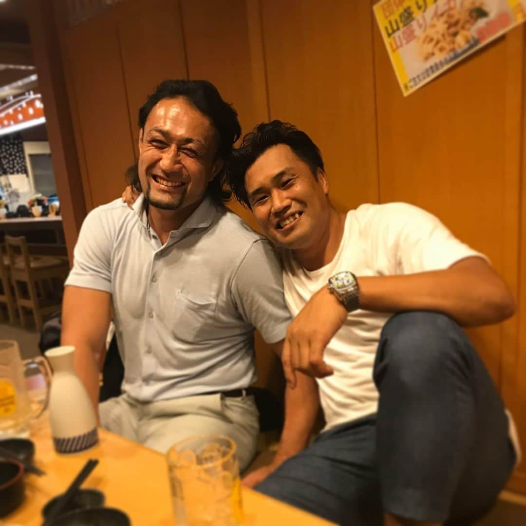 大西将太郎さんのインスタグラム写真 - (大西将太郎Instagram)「この写真の時『俺はもう今日が最後やけど、キンはまだまだ頑張れよ！』って話してたなぁ〜。自分の引退でもないのにめちゃくちゃ寂しそうな顔してくれたよな。今回、発表前に連絡くれたけど、嘘って思ってたし、思いたかった。でも、実際発表になって現実なんだなと。敵としてはいつもバチバチと体を当て合い、味方になれば何よりも信頼出来る。それが大野均っていう『漢』です。ここだけでは語り尽くせない思い出ばかりだけど、ひとまず『日本ラグビー 界のためにありがとう、そして、お疲れ様でした。』 #kin #sameage  #respect  #legend  #retirement」5月18日 20時32分 - shotaro12