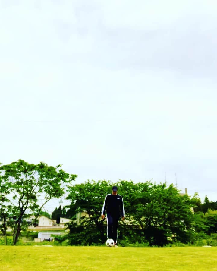 HAYATOのインスタグラム：「#BRIDGET  #HAYATO  #japan  #三密  #対策  #密閉  #密集  #密接  #サッカー  #リフティング100回チャレンジ  #チャレンジは続く」