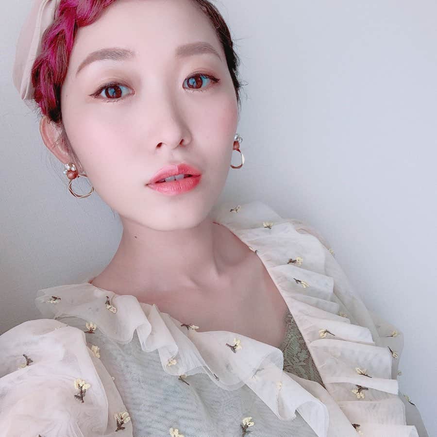くまみきのインスタグラム：「ねぇきいて。 写真2枚目の近所に咲いてるポピーだと思ってたお花、ナガミヒナゲシっていうポピーに似てる雑草だったらしい🤭笑 でもめっちゃ綺麗じゃない🤭？ 毒素を出すから抜いた方が良いらしいけど私は好きよ🤫💗笑 教えてくれた方々ありがとうございました😂  #hanaemi #ポピー」