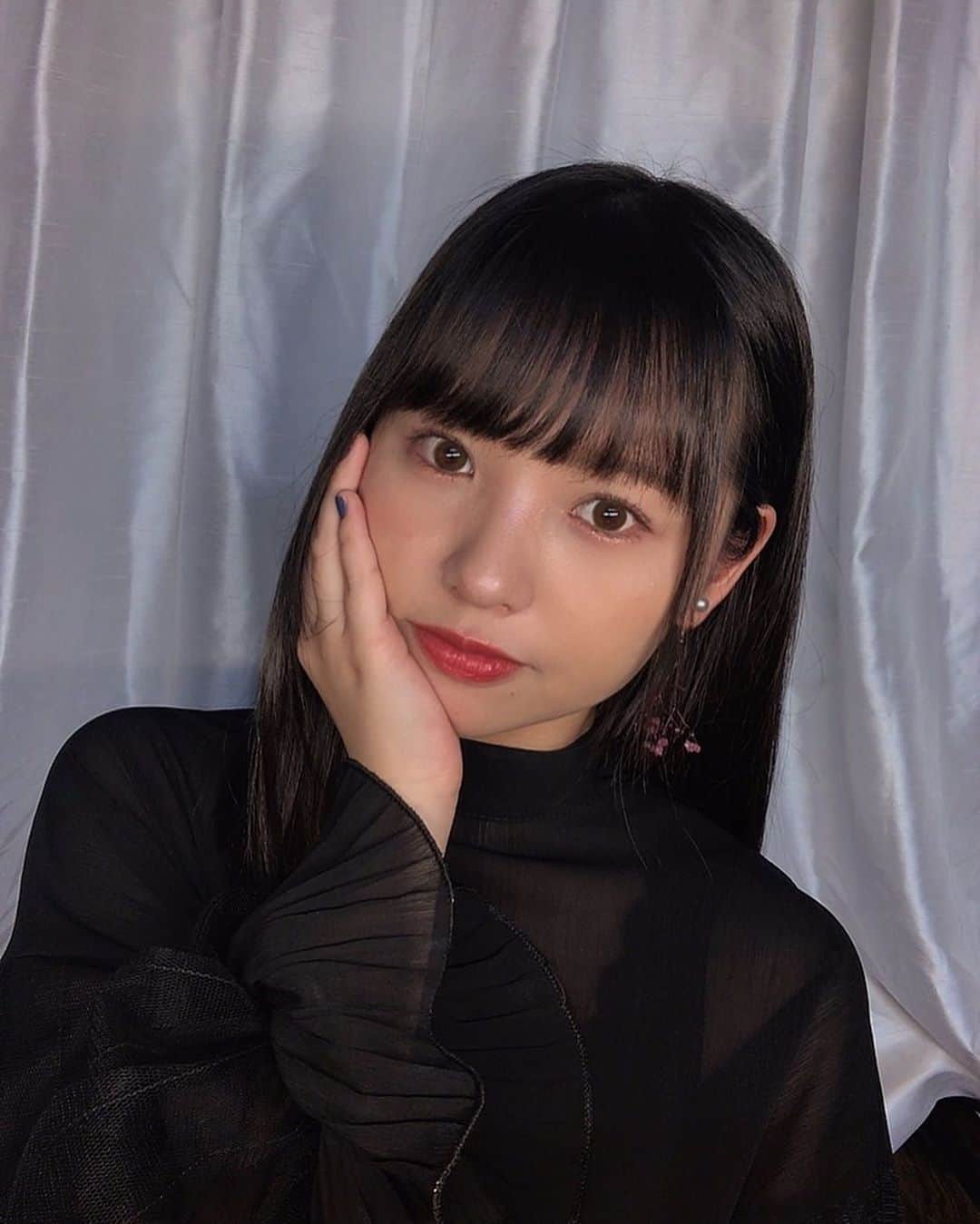 本郷柚巴のインスタグラム：「今日は黒の服で大人っぽくしてみました🖤  黒の服なのでリップは赤めのを選んで💄  ポイントはドライフラワーイヤリングです🌸  #ドライフラワーイヤリング  #ぱっつん前髪  #ストレートヘアー」