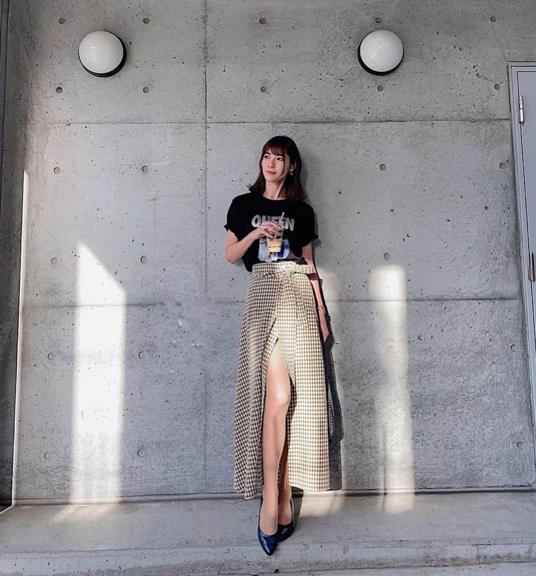 Yuika Matsuさんのインスタグラム写真 - (Yuika MatsuInstagram)「#outfit . . 走れるパンプスで有名な @shoesinkobe の👠を購入しました♡ . .  日本人の足型にあった木型を使用しているから、 履き心地抜群🙆‍♀️ ストレッチが効いてるので 足を包み込んでくれて 長時間歩いていても痛くならないの🌼 . . 撥水加工を施しているって書いてたので、 実際に水かけてみたら。。 . めっちゃ弾いてくれた🙊❤️ . . ヒールも低く普段使いしやすいパンプスで、 歩き回れるのってなかなか無いから 足に合うのは本当に嬉しい~😍 . . 合わせやすいようにネイビーを選んだけど、 こんなに使いやすいなら他のカラーも欲しいなぁ♡ . . . . . . .  @shoesinkobe  @bloom_promotion  #SUaSHI #スウェイシー #シューズイン神戸  #走れるパンプス #PR」5月18日 19時09分 - yuika00802