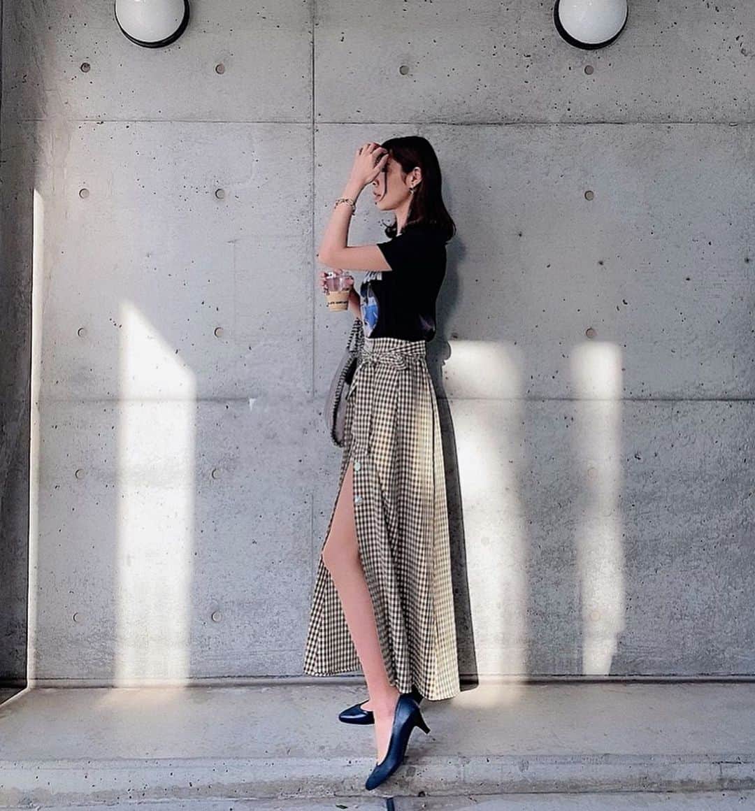 Yuika Matsuさんのインスタグラム写真 - (Yuika MatsuInstagram)「#outfit . . 走れるパンプスで有名な @shoesinkobe の👠を購入しました♡ . .  日本人の足型にあった木型を使用しているから、 履き心地抜群🙆‍♀️ ストレッチが効いてるので 足を包み込んでくれて 長時間歩いていても痛くならないの🌼 . . 撥水加工を施しているって書いてたので、 実際に水かけてみたら。。 . めっちゃ弾いてくれた🙊❤️ . . ヒールも低く普段使いしやすいパンプスで、 歩き回れるのってなかなか無いから 足に合うのは本当に嬉しい~😍 . . 合わせやすいようにネイビーを選んだけど、 こんなに使いやすいなら他のカラーも欲しいなぁ♡ . . . . . . .  @shoesinkobe  @bloom_promotion  #SUaSHI #スウェイシー #シューズイン神戸  #走れるパンプス #PR」5月18日 19時09分 - yuika00802