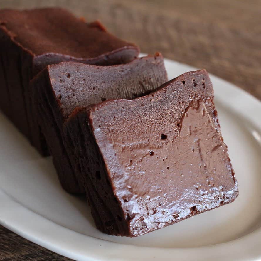 のインスタグラム：「【プレミアムチョコレートケーキ、チーズケーキ販売中です！】 普段は本とコーヒーtegamishaでお出ししている人気のスイーツ、チョコレートケーキ。オンラインショップではよりリッチな美味しさをお客様にお届けすべく、芳醇な香りでカカオ分が高いチョコレートと、コク深く濃厚な味わいの「こだわり赤卵」を使用しました。ぜひプレミアムな美味しさをお楽しみください。塩を少しつけてお召し上がりいただくと、より甘味が引き立ちすっきりとした味わいになります。 . 詳しくは▶︎プロフィールページのリンク「手紙社公式ウェブサイト」MENU「手紙社オンラインショップ」へ . 2020.5.18 . #手紙社#手紙舎#tegamisha#プレミアムチョコレートケーキ#チーズケーキ#黒ヤギおやつ便#白ヤギおやつ便」