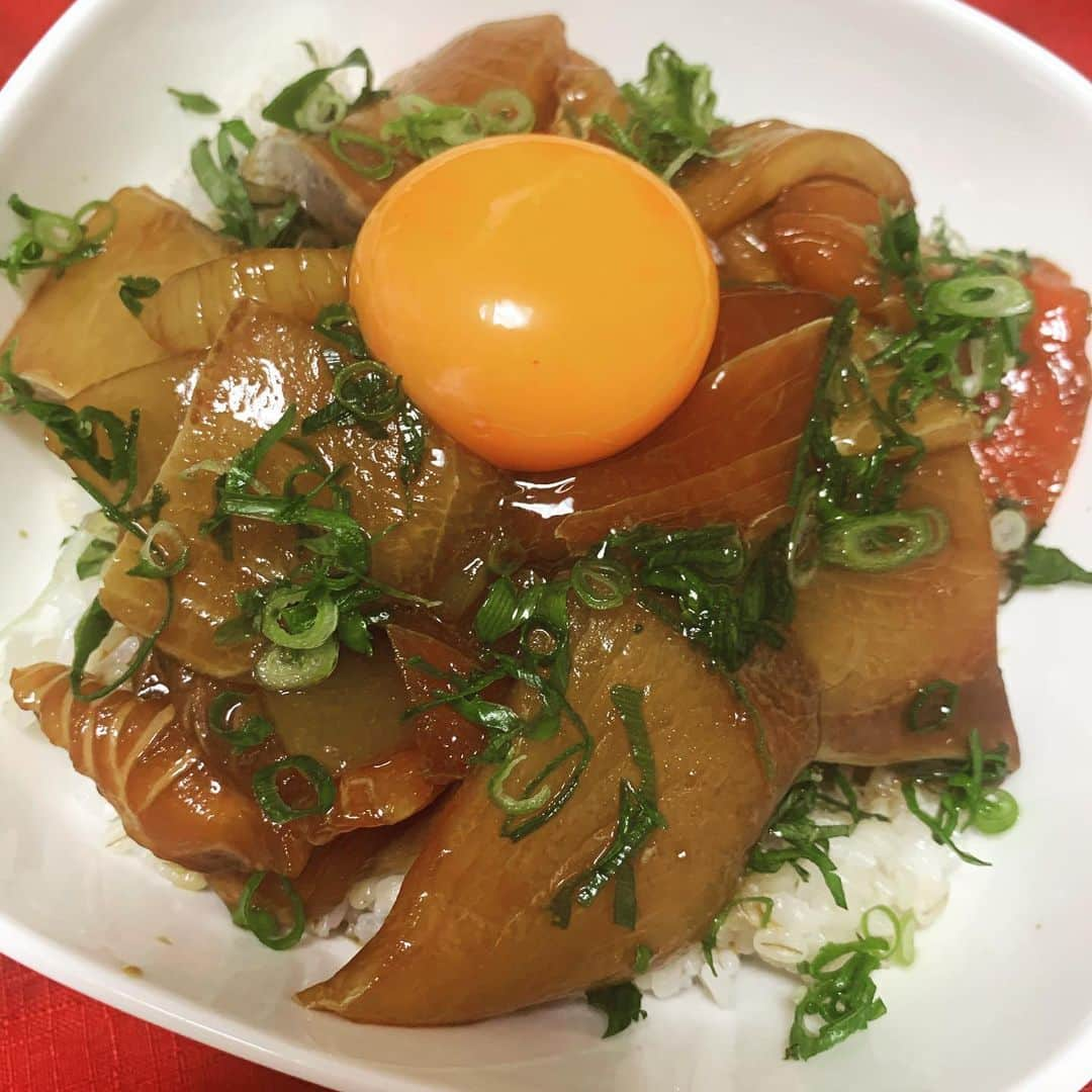 別府ともひこさんのインスタグラム写真 - (別府ともひこInstagram)「大分の郷土料理、琉球丼を作りました😄 お好みの魚を醤油とみりんネリゴマで漬けといて、ご飯の上にシソの千切りを乗せた上にお魚のせます！！」5月18日 19時13分 - bepputomohiko